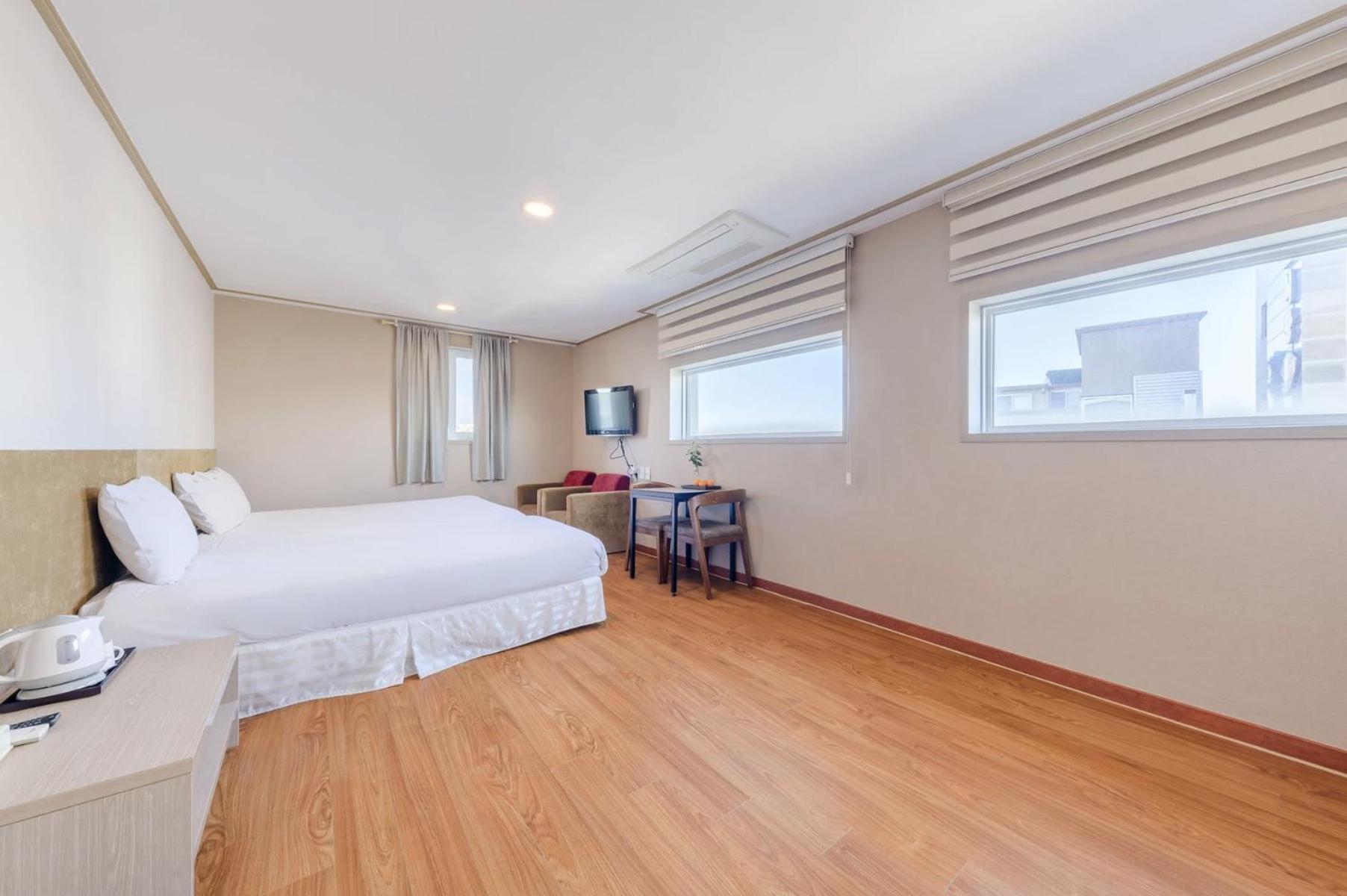 Pine Hill Hotel Seogwipo Zewnętrze zdjęcie