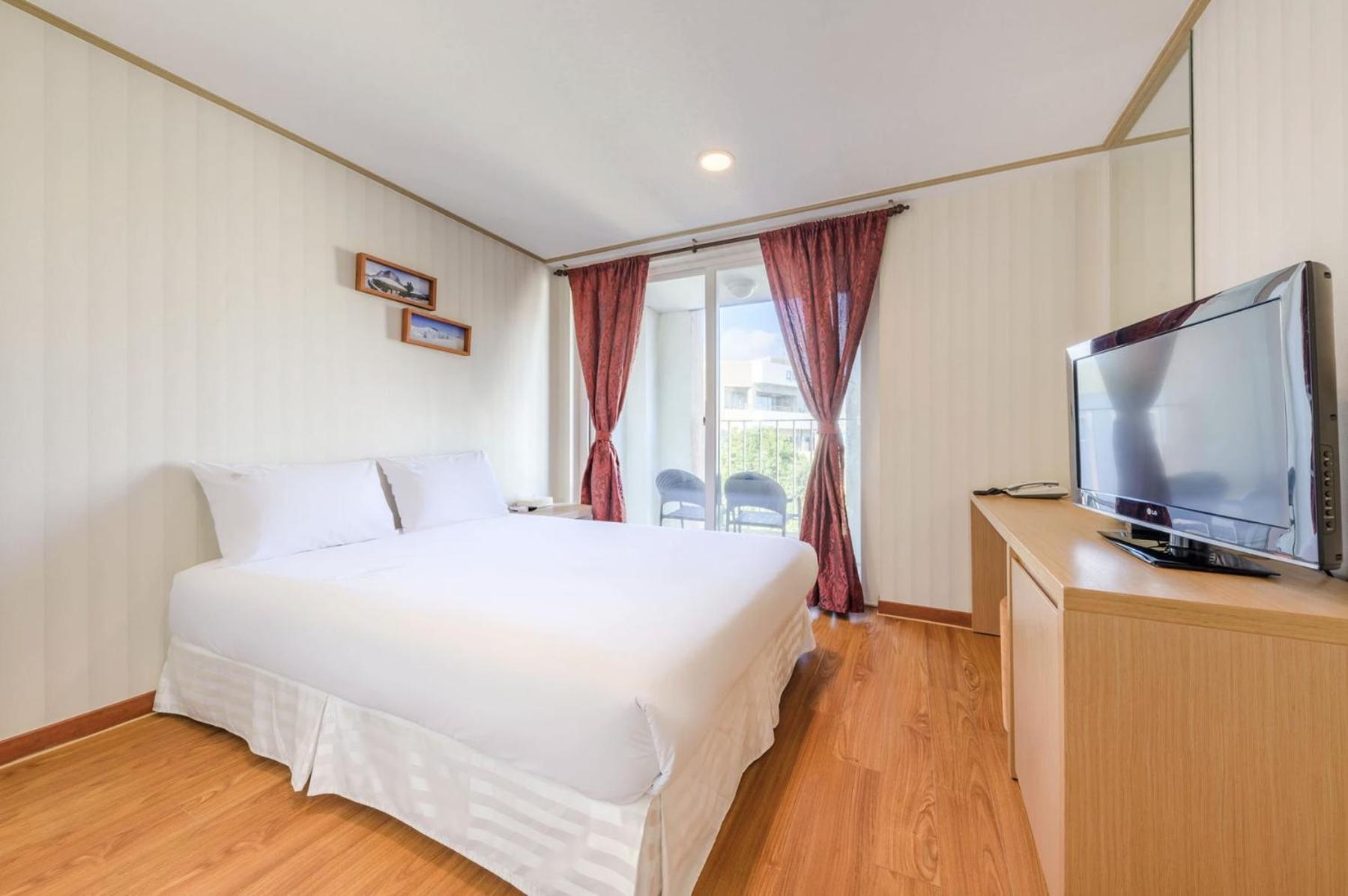 Pine Hill Hotel Seogwipo Zewnętrze zdjęcie