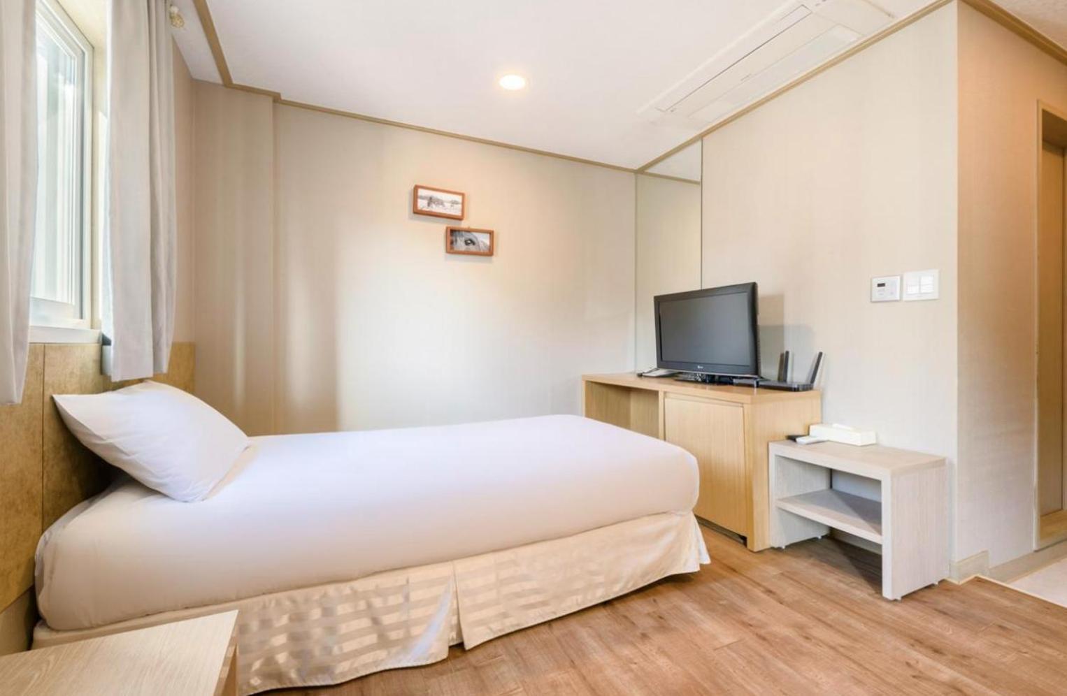Pine Hill Hotel Seogwipo Zewnętrze zdjęcie